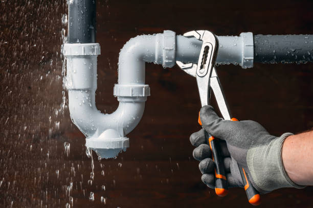 Professional Emergency Plumber technician working in Herndon, VA